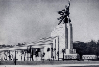 Павильон СССР на Парижской выставке 1937 года со скульптурой «Рабочий и колхозница»