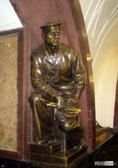 Скульптура «Краснофлотец» в вестибюле станции «Славянский бульвар»