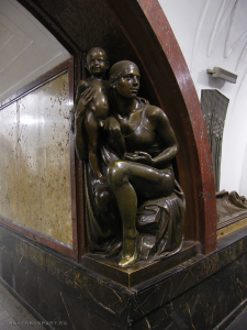 Скульптура «Мать с ребенком» в вестибюле станции «Славянский бульвар»