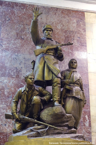 Скульптура «Партизаны» в вестибюле станции «Строгино»
